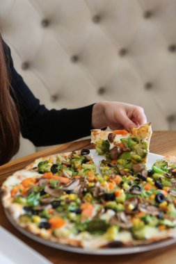 Lezzetli karışık İtalyan pizzası.