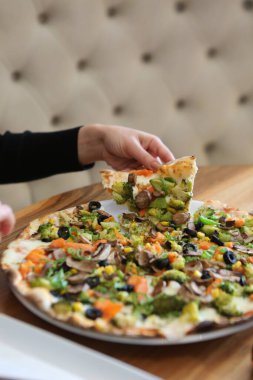 Lezzetli karışık İtalyan pizzası.