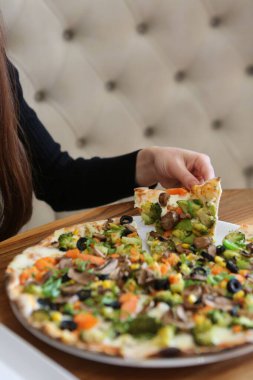 Lezzetli karışık İtalyan pizzası.