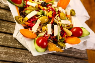 Taze salata tabağı ile karışık yeşillik