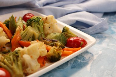 Taze salata tabağı ile karışık yeşillik