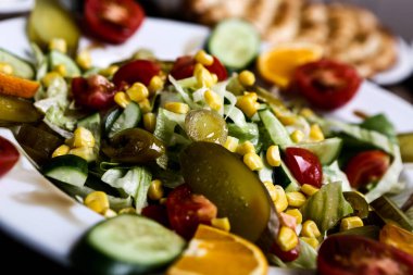 Taze salata tabağı ile karışık yeşillik