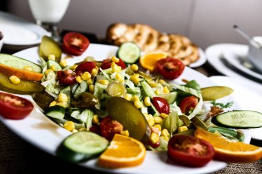 Taze salata tabağı ile karışık yeşillik