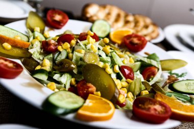 Taze salata tabağı ile karışık yeşillik