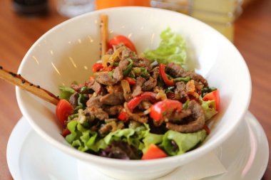 Taze salata tabağı ile karışık yeşillik