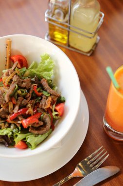 Taze salata tabağı ile karışık yeşillik