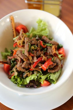 Taze salata tabağı ile karışık yeşillik