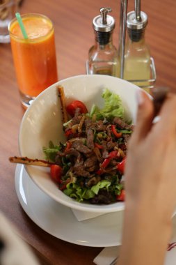 Taze salata tabağı ile karışık yeşillik