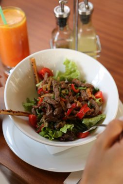 Taze salata tabağı ile karışık yeşillik