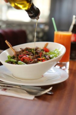 Taze salata tabağı ile karışık yeşillik