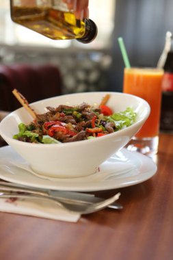 Taze salata tabağı ile karışık yeşillik