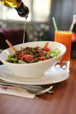 Taze salata tabağı ile karışık yeşillik