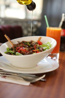 Taze salata tabağı ile karışık yeşillik