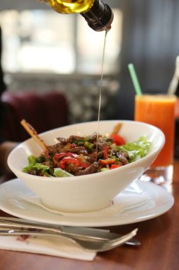 Taze salata tabağı ile karışık yeşillik