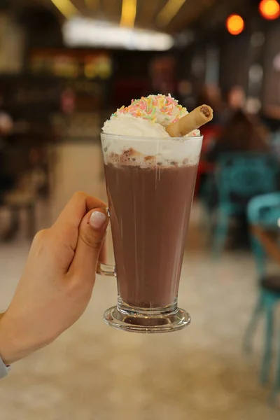 Caffè Freddo Con Latte Caffe Macchiato Donna Possesso Tazza Vetro — Foto Stock