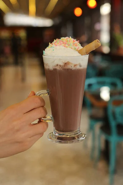 Caffè Freddo Con Latte Caffe Macchiato Donna Possesso Tazza Vetro — Foto Stock