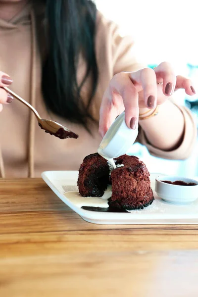 Souffle Chocolate Com Sorvete — Fotografia de Stock