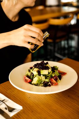 çekici beyaz salata, odak üstünde el yemek kadın ve çatal gülümseyen portresi.