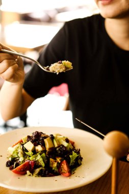 çekici beyaz salata, odak üstünde el yemek kadın ve çatal gülümseyen portresi.