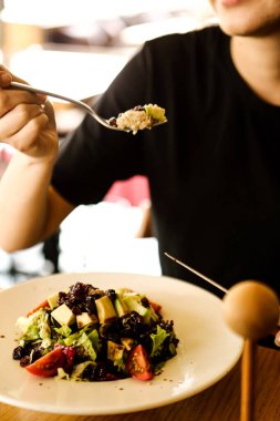 çekici beyaz salata, odak üstünde el yemek kadın ve çatal gülümseyen portresi.