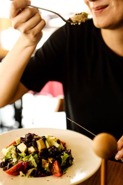 çekici beyaz salata, odak üstünde el yemek kadın ve çatal gülümseyen portresi.