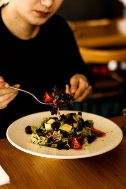 çekici beyaz salata, odak üstünde el yemek kadın ve çatal gülümseyen portresi.