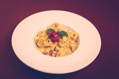 Lezzetli soslu lezzetli klasik İtalyan makarnası..