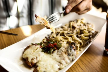 Lezzetli soslu lezzetli klasik İtalyan makarnası..