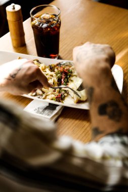 Lezzetli soslu lezzetli klasik İtalyan makarnası..