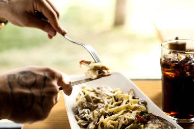 Lezzetli soslu lezzetli klasik İtalyan makarnası..