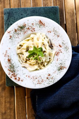 Lezzetli soslu lezzetli klasik İtalyan makarnası..