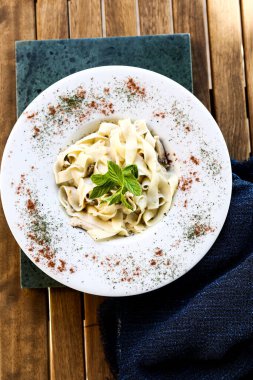 Lezzetli soslu lezzetli klasik İtalyan makarnası..