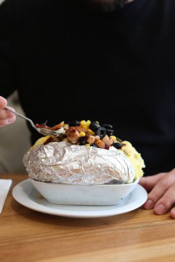 Peynir, sosis, zeytin, biber ve Mısır ile pişmiş kumpir patates dolması