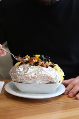 Peynir, sosis, zeytin, biber ve Mısır ile pişmiş kumpir patates dolması