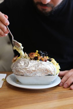 Peynir, sosis, zeytin, biber ve Mısır ile pişmiş kumpir patates dolması