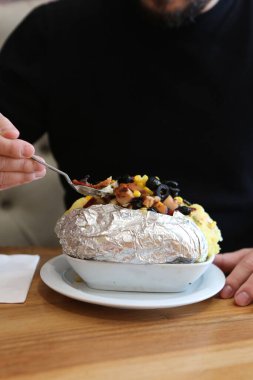 Peynir, sosis, zeytin, biber ve Mısır ile pişmiş kumpir patates dolması