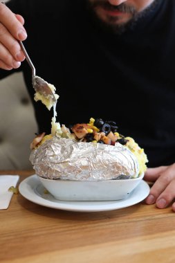 Peynir, sosis, zeytin, biber ve Mısır ile pişmiş kumpir patates dolması