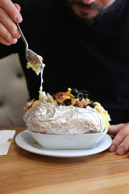 Peynir, sosis, zeytin, biber ve Mısır ile pişmiş kumpir patates dolması