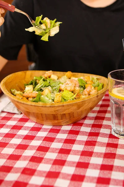 Retrato Atraente Mulher Branca Sorrindo Comer Salada Foco Mão Garfo — Fotografia de Stock