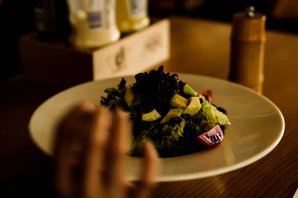 Retrato Atractiva Mujer Caucásica Sonriente Comiendo Ensalada Centran Mano Tenedor —  Fotos de Stock