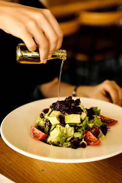 Portret Van Aantrekkelijke Kaukasische Lachende Vrouw Eten Salade Focus Aan — Stockfoto