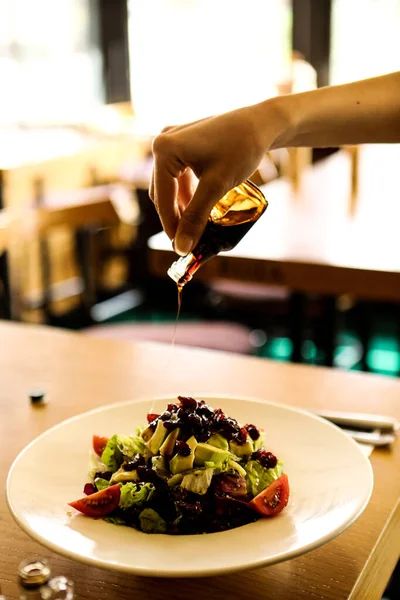 çekici beyaz salata, odak üstünde el yemek kadın ve çatal gülümseyen portresi.