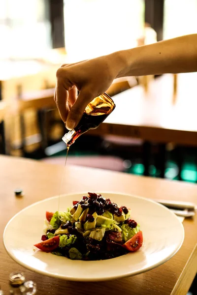 çekici beyaz salata, odak üstünde el yemek kadın ve çatal gülümseyen portresi.