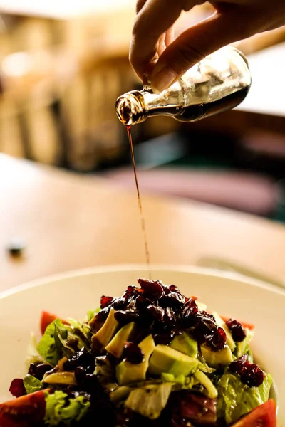 Portret Van Aantrekkelijke Kaukasische Lachende Vrouw Eten Salade Focus Aan — Stockfoto