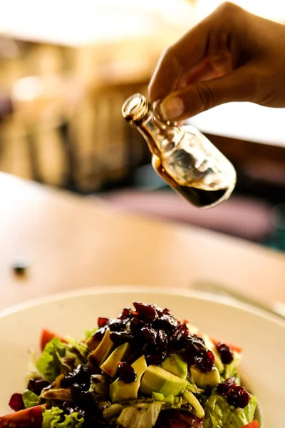 Portret Van Aantrekkelijke Kaukasische Lachende Vrouw Eten Salade Focus Aan — Stockfoto