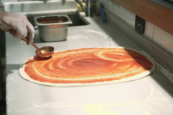 Pizza Kock Sätta Sås Basen Ett Kommersiellt Kök — Stockfoto