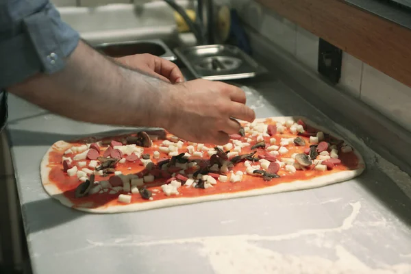 Pizzabäcker Legte Soße Großküche Auf Sockel — Stockfoto