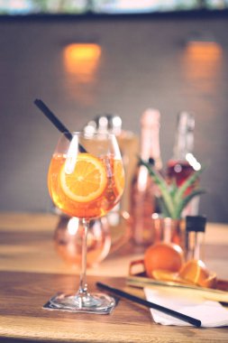 Lokantadaki masada alkol kokteyli.