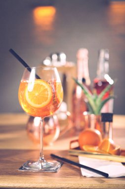 Lokantadaki masada alkol kokteyli.