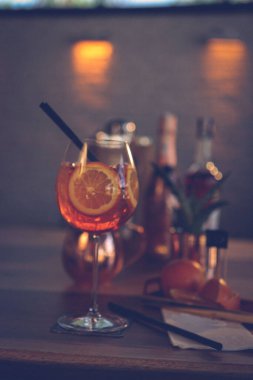 Lokantadaki masada alkol kokteyli.